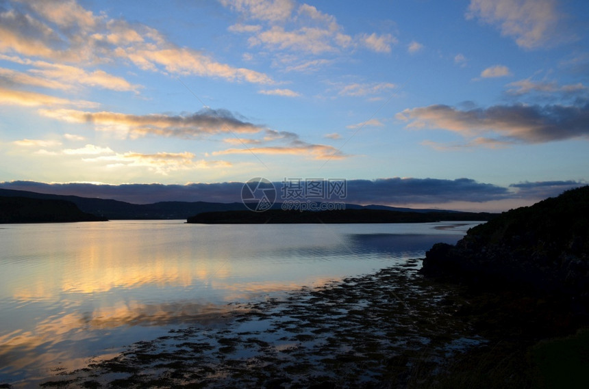 华丽的高目光云层在邓文根湖中反射比格假期图片