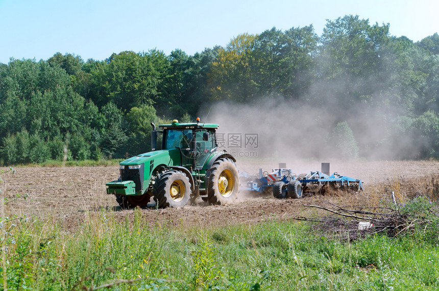 现代的场地耕拖拉机在田间工作的农业机械在田间工作的农业机械在耕地的拖拉机加里宁格勒图片