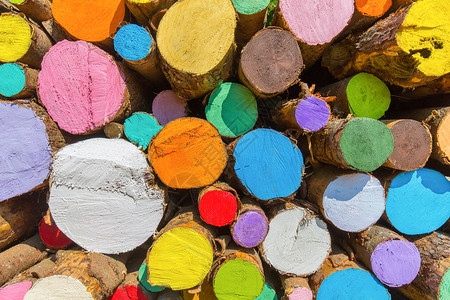 圆形的混合颜色涂漆树干箱堆积的厚图片