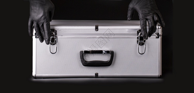 大号铝制手提箱和黑色安全套大号铝制提箱和黑色安全套银行李锁图片