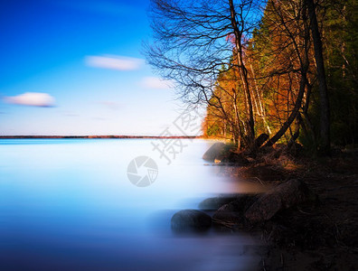 镜子目的横向光滑牛奶湖风景观右对齐背水平光滑的牛奶湖风景右对齐边颜色图片