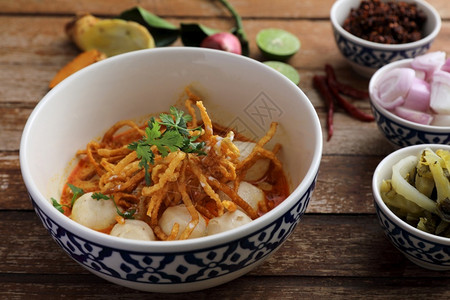 大豆考美食当地北部泰国品土鱼蛋面咖哩和木本肉丸高清图片