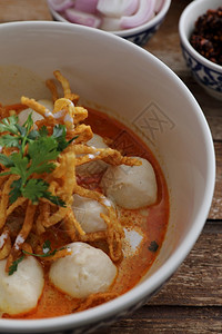 辛辣的午餐当地北部泰国食品土鱼蛋面咖哩和木本肉丸新鲜的图片