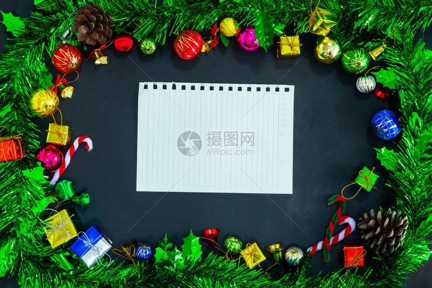 假期新年概念黑纸背景上空笔记本和铅的圣诞喜庆装饰品最佳图像新年概念邀请冬天图片