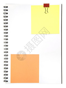 白鹃梅白背景上孤立的梅莫和剪贴笔记纸张组织者白色的设计图片