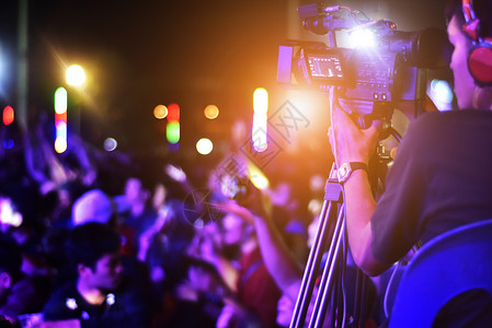 摄影机像员在现场音乐会摄影师录像拍在音乐会数字的人们专业图片