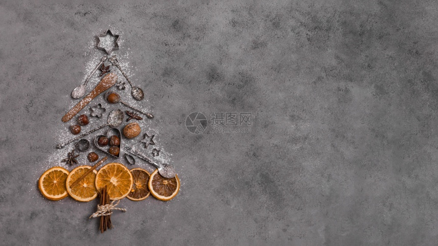 厨具与干橙子组成的圣诞树图片