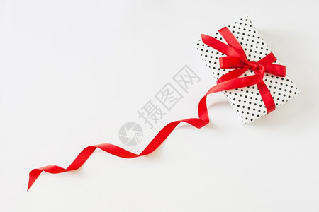 制作新的快乐带红丝白色背景的包装礼物图片