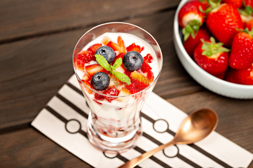 成熟节食含有草莓酸奶和蓝健康食品概念的玻璃中健康甜点食物图片