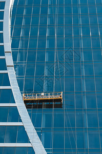 长方形装有窗户和建筑电梯的办公楼玻璃墙城市商业图片