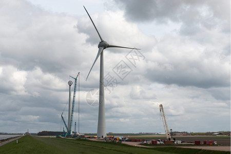 可持续的创新世界上最大的起重机之一在岸上建造60英尺高的风车生产图片