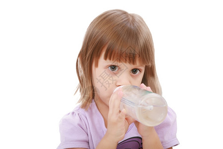 人类美丽的孩子喝着瓶水的小女孩白种背景图片