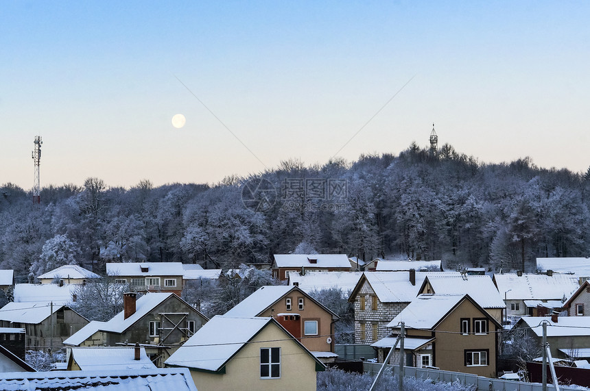 天文学月亮在黎明日落于家房屋顶上月亮在日落于家房屋顶上暮神秘图片