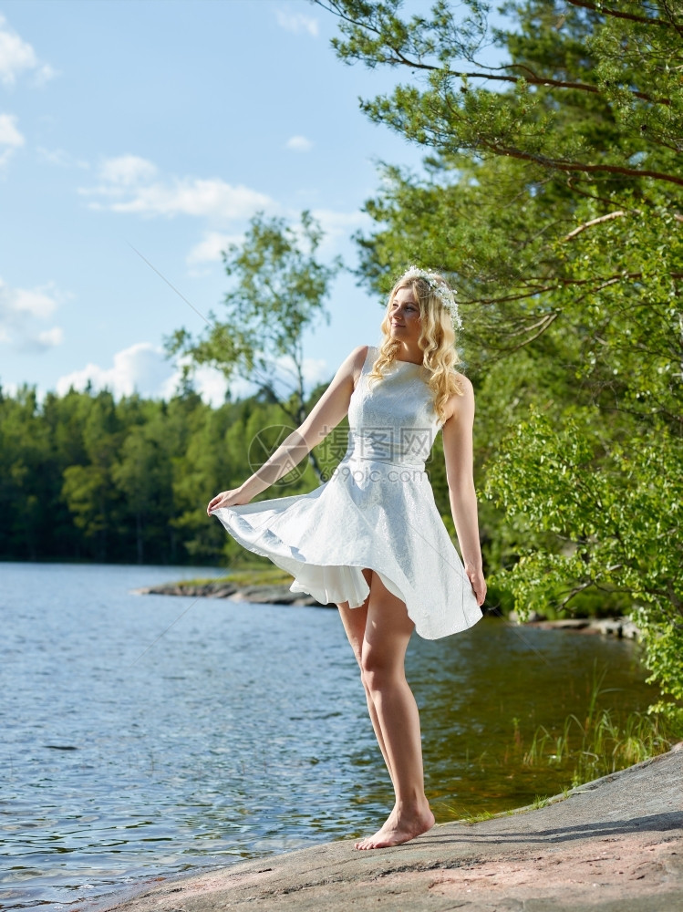 夏令身着白裙阳光明媚的夏日有吸引力的年轻女子森林微笑图片