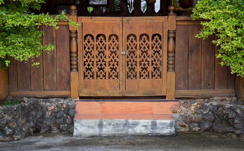 门角装饰素材墙入口木头前角的雕刻门泰文风格乡村屋背景