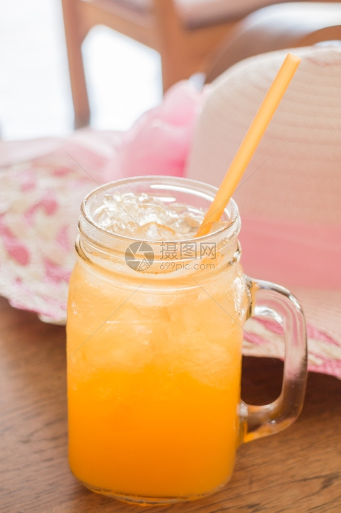 鲜橙汁在木制桌上供餐股票照片健康酸的柑橘图片