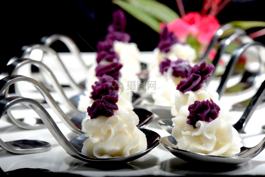 食物北京厨房以紫红甜土豆和黑底甘薯制成的食品罐头图片