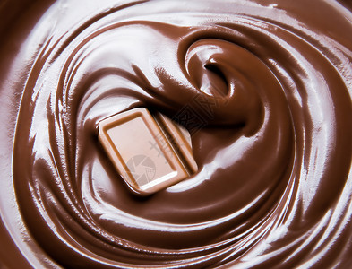 美味的融化巧克力卷和棒溅摩丝图片
