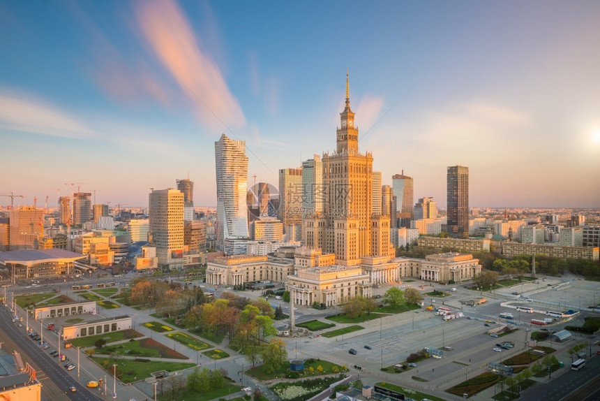 城市建筑学外部的日落时波兰华沙市天际照片图片