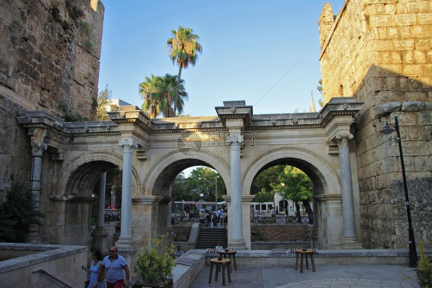 脚步旅游古老城镇安塔利亚土耳其的阿德里安大门亚洲的古老历史和里程碑旅行图片