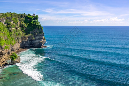 海岸沿岩石悬崖壁背景图片