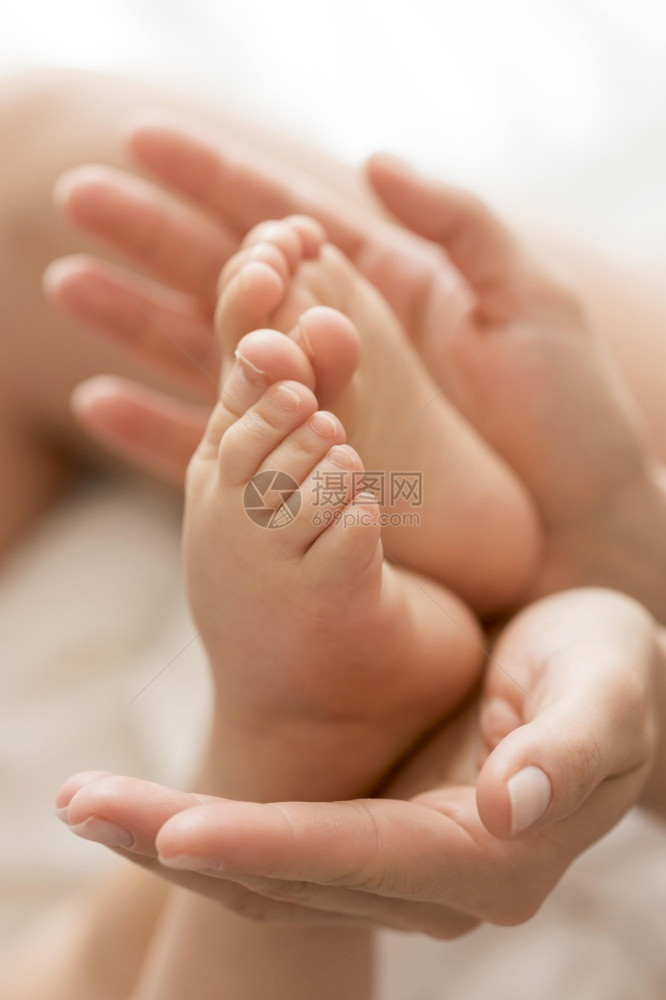 紧的妈抱着婴儿脚手微小的出生可选择图片