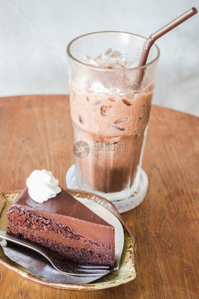 美味巧克力蛋糕冷饮股票照片可口巧克力蛋糕和冷饮美味的健康咖啡店图片