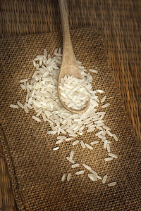 人桩吃以粗布为背景的木勺子中亚洲未煮白米图片