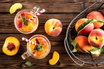 桃子汽水薄荷波旁酒水果清爽的桃子饮料背景