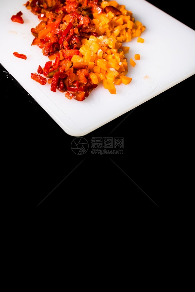 新鲜和冷冻的切碎蔬菜胡萝卜和白切割板上的红铃椒准备土豆维他命图片