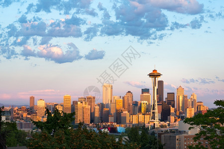 建造地标美国华盛顿州西雅图SpaceNinele和市中心云图片