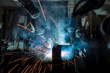 手臂生产机器人在汽车工厂里焊接零件气体图片