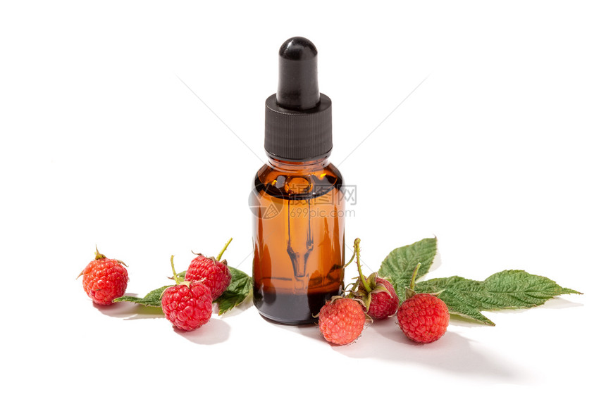 白色的绿底面Rubusideus油上分离的草莓基本油香味图片