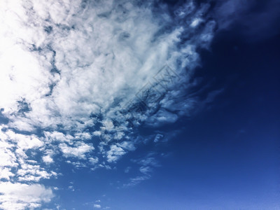 高的明亮蓝色天空有白云自然本底天背景云在空气中变形晴天图片