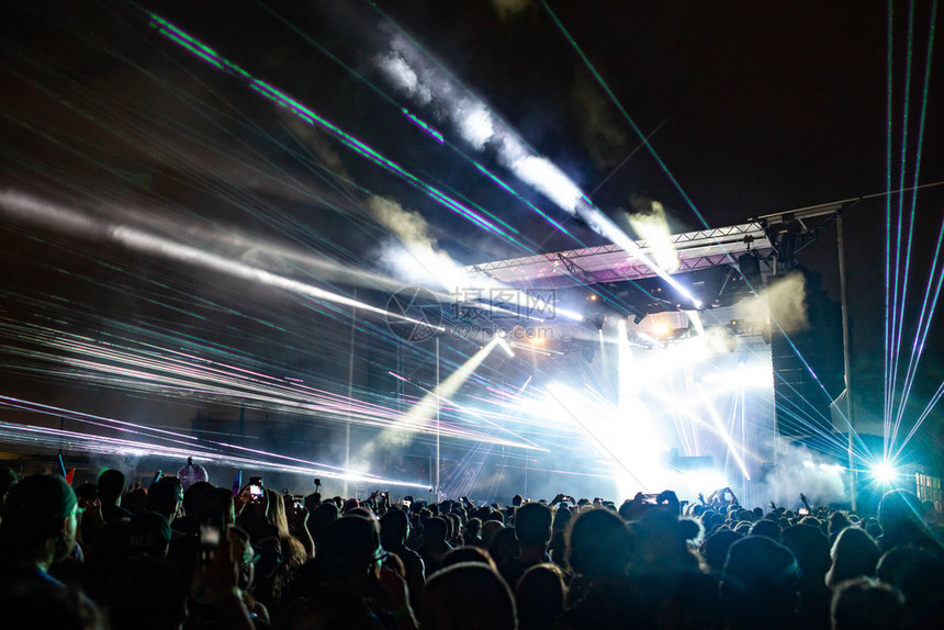 闪耀节日晚间音乐会灯配有激光和烟雾的节日夜间音乐会灯配有激光聚灯明亮的图片
