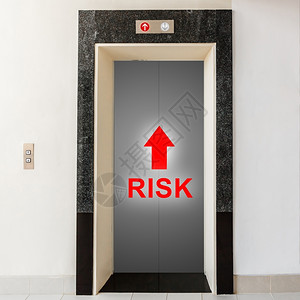 危险投资具有风商业概念和风险的电梯解决方案图片