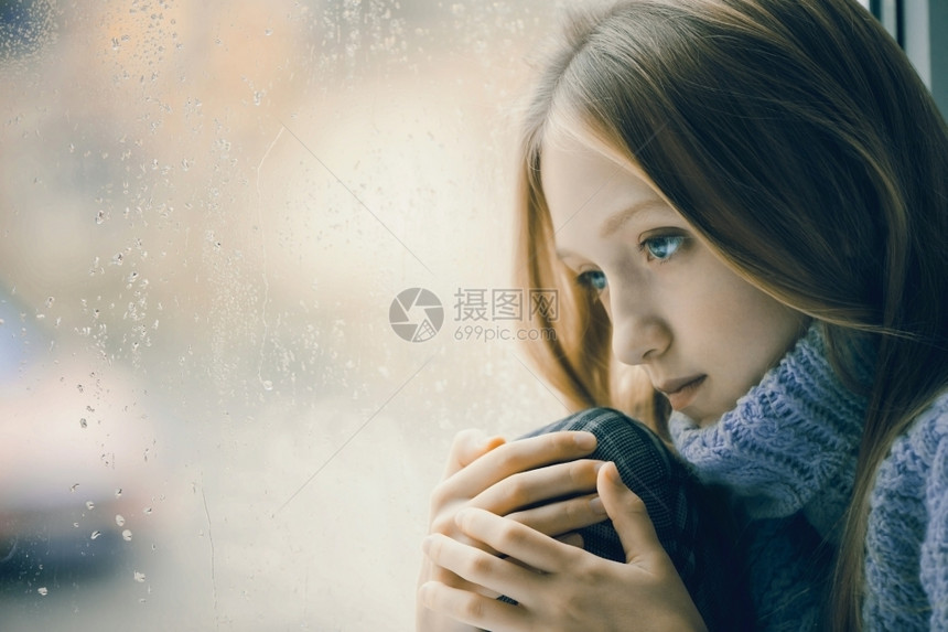 天女孩们诺维科夫一位忧伤的少女肖像她长金头发她在雨日坐窗户上图片