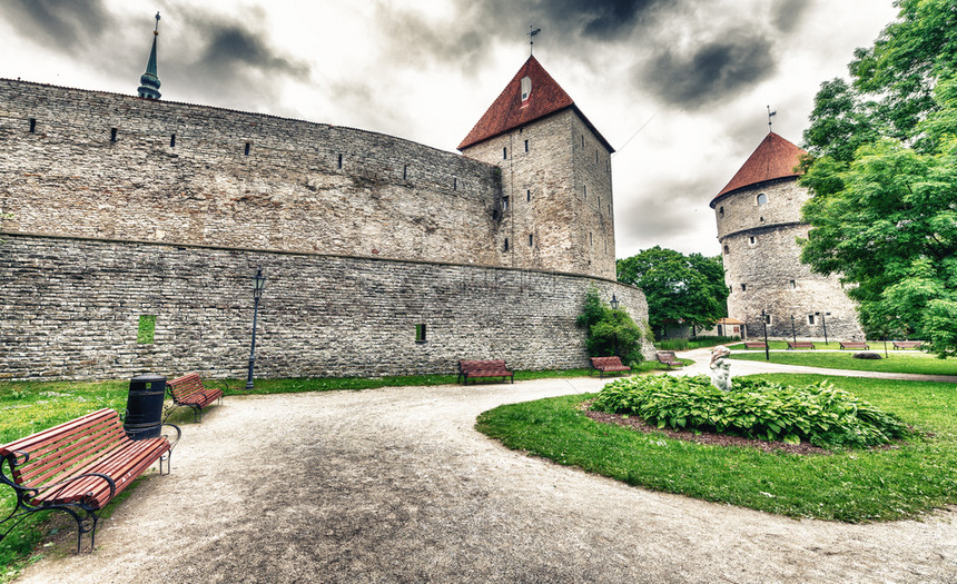 街道中间爱沙尼亚塔林的古城墙楼和花园爱沙尼亚塔林的古城墙楼和花园图片