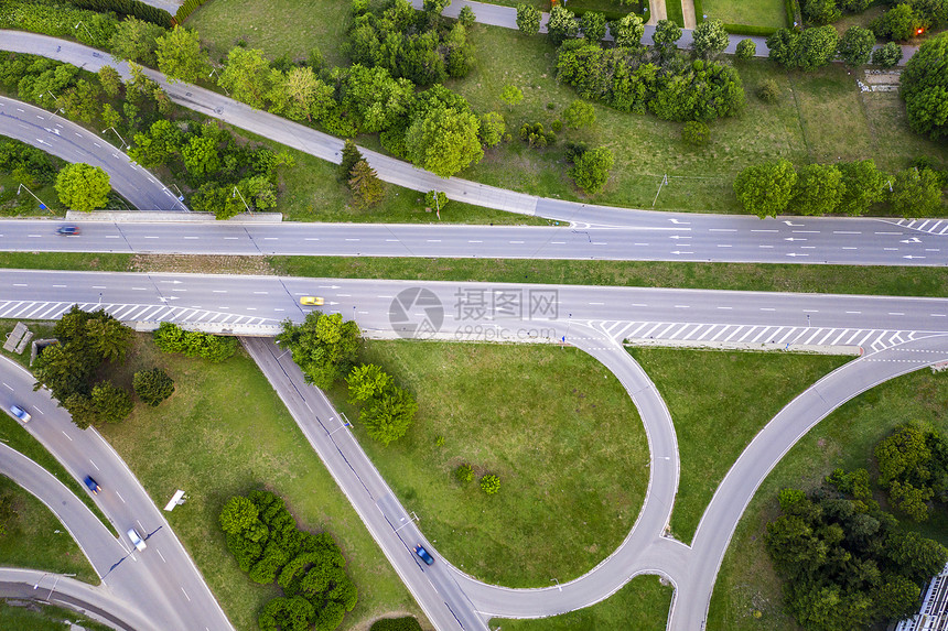 沟通无人驾驶飞机从空中观察公路交接点部分通和基础设施概念的一部份情况绿色环形图片