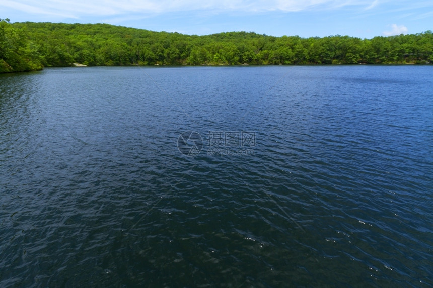 股票森林湖日落的美丽景色森林湖日落的美景温暖水图片