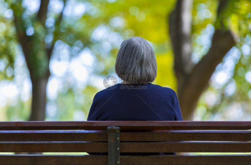成熟高级的白种人秋天公园坐在长椅上的老年妇女图片