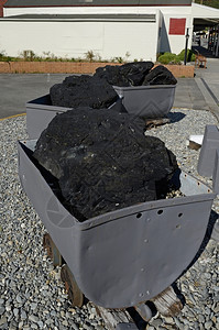 户外行业肿块在新西兰海岸Reeaton展示的装满大块煤炭板的面包车图片