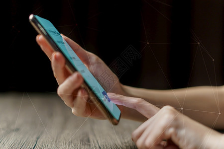 妇女手持智能电话付款和3D连接聪明的手机转移图片