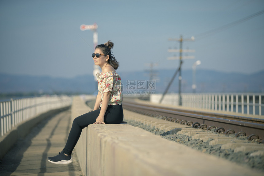 户外铁路鞋单身女在旅行目的地放松单身妇女图片