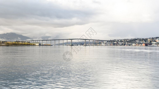 挪威特罗姆索市蓝色天空的桥梁之景挪威城市风景美丽的天际线全景图片