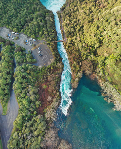 怀卡托海浪HukaFalls新西兰全景航空观测美丽的瀑布和日落时农村陶波旅行背景