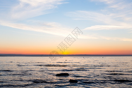 海洋爱沙尼亚塔林波罗的海上空日落时明亮的天空和水地平线风景图片