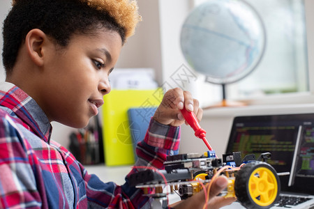 家孩子们男生小学建造机器人车科学课程的木制汽车技术图片
