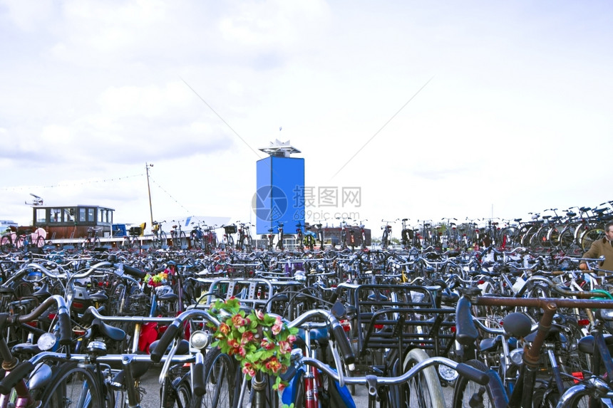 在荷兰阿姆斯特丹港的自行车视窗财产旅游图片