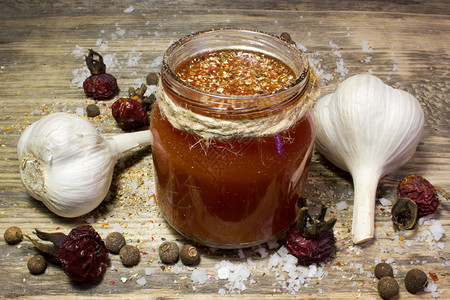 食物生动玻璃器皿一杯番茄汁加大蒜和木本底香料图片